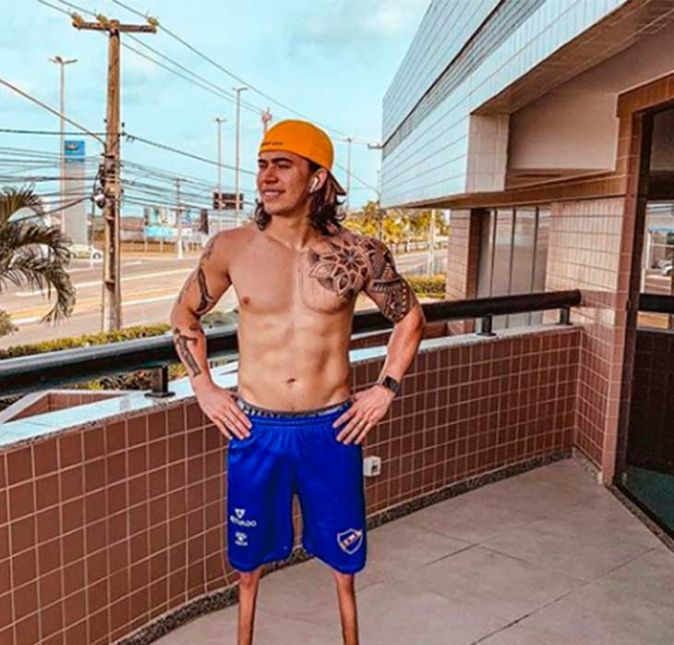 Sempre bem-humorado, Whindersson não dispensa uma piada na hora de mostrar o corpo em transformação. Só de bermuda, o humorista exibiu o tanquinho e ainda fez uma alteração na foto com o uso de Photshop e apareceu com as pernas bem fininhas. Na legenda, brincou: Malhei perna hoje só pra dar o grau. Sempre bem-humorado, Whindersson não dispensa uma piada na hora de mostrar o corpo em transformação. Só de bermuda, o humorista exibiu o tanquinho e ainda fez uma alteração na foto com o uso de Photshop e apareceu com as pernas bem fininhas. Na legenda, brincou: Malhei perna hoje só pra dar o grau.