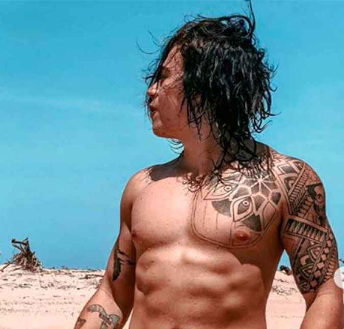 Mas a mudança do youtuber não aconteceu de uma hora para outra! Nas redes, Whindersson compartilha com frequência como está sua evolução - e, no clique acima, podemos ver que essa forma escultural e esse tanquinho que ele mostra hoje em dia já estavam mostrando forma lá em 2018. Mas a mudança do youtuber não aconteceu de uma hora para outra! Nas redes, Whindersson compartilha com frequência como está sua evolução - e, no clique acima, podemos ver que essa forma escultural e esse tanquinho que ele mostra hoje em dia já estavam mostrando forma lá em 2018.