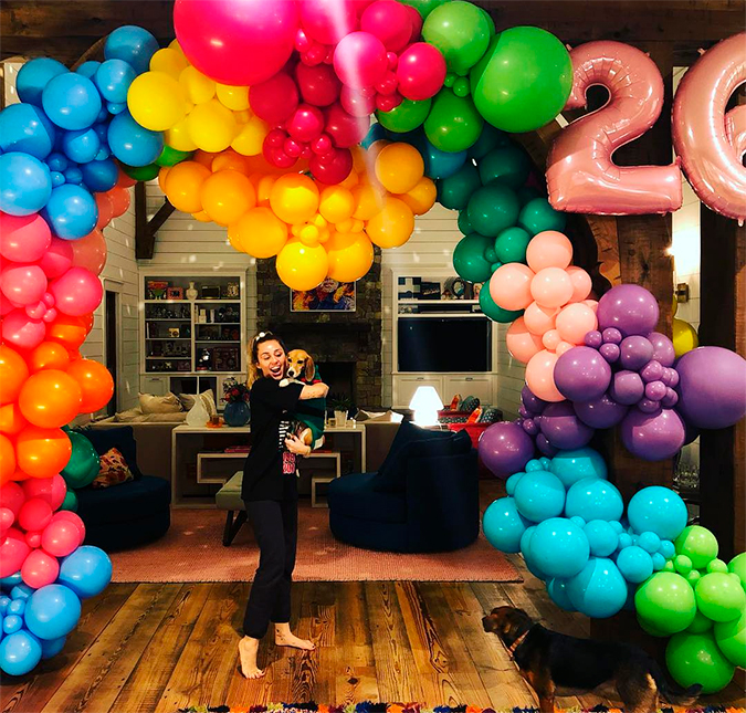 Após perder sua casa, Miley Cyrus comemora aniversário ao lado da família