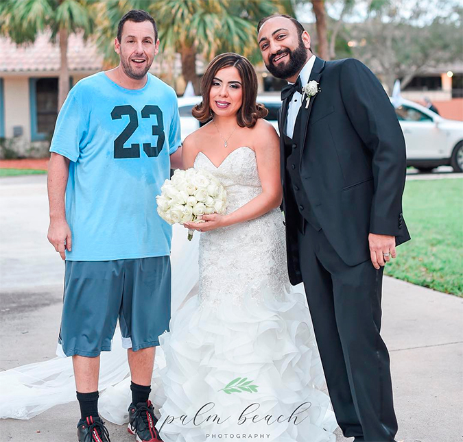 Adam Sandler interrompe jogo de basquete para tirar foto de casamento com fãs