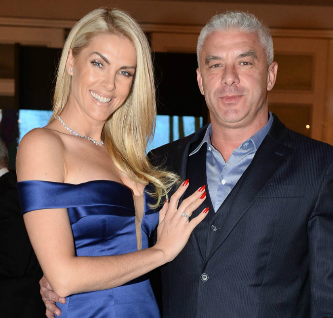 Ana Hickmann participa de jantar beneficente e se derrete ao falar do filho: <i>- A mamãe está vestida de princesa</i>