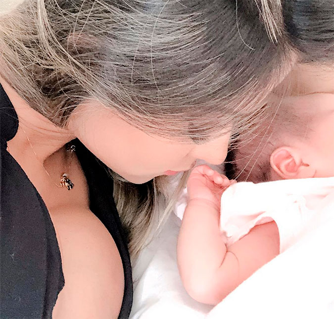 Mayra Cardi faz desabafo após polêmica envolvendo a maneira como segura a filha