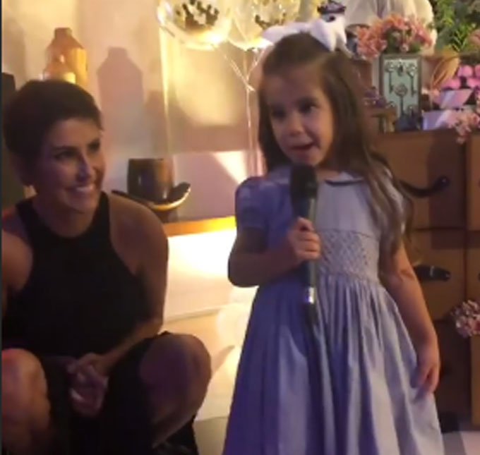 Deborah Secco ganha <i>show</i> da filha, Maria Flor, durante festa surpresa de aniversário, assista ao vídeo!