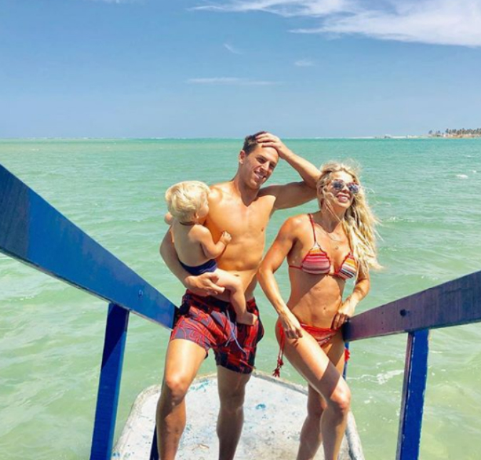 Karina Bacchi mostra de biquíni a barriguinha chapada