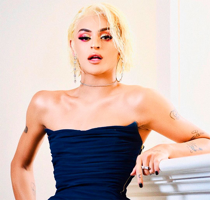 Pabllo Vittar usa vestido com fenda mega ousada para receber prêmio <I>Brasileiros do Ano</I>