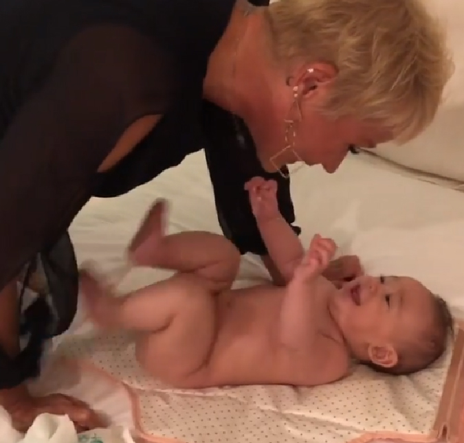 Xuxa vira babá por um dia e se derrete por filha de Roberta Almeida