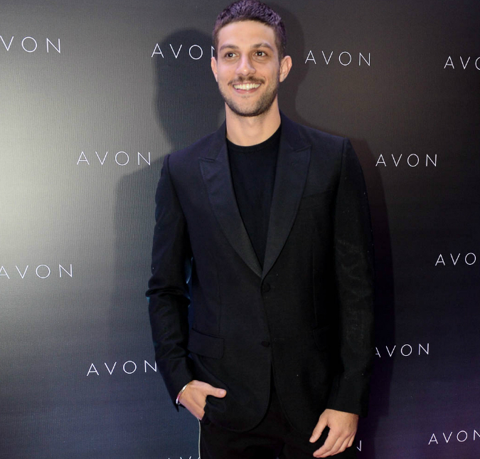 Chay Suede adianta que vai participar de uma novela das nove, na <i>Globo</i>