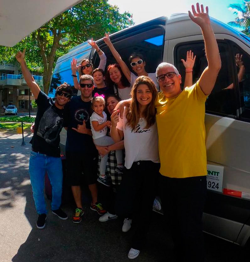Após viagem para as Maldivas, Deborah Secco embarca para a Disney com 28 familiares!