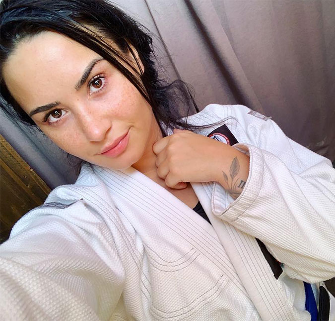 Demi Lovato retoma rotina e posta foto sem maquiagem pós-treino de <i>jiu-jitsu: Nunca desista</i>