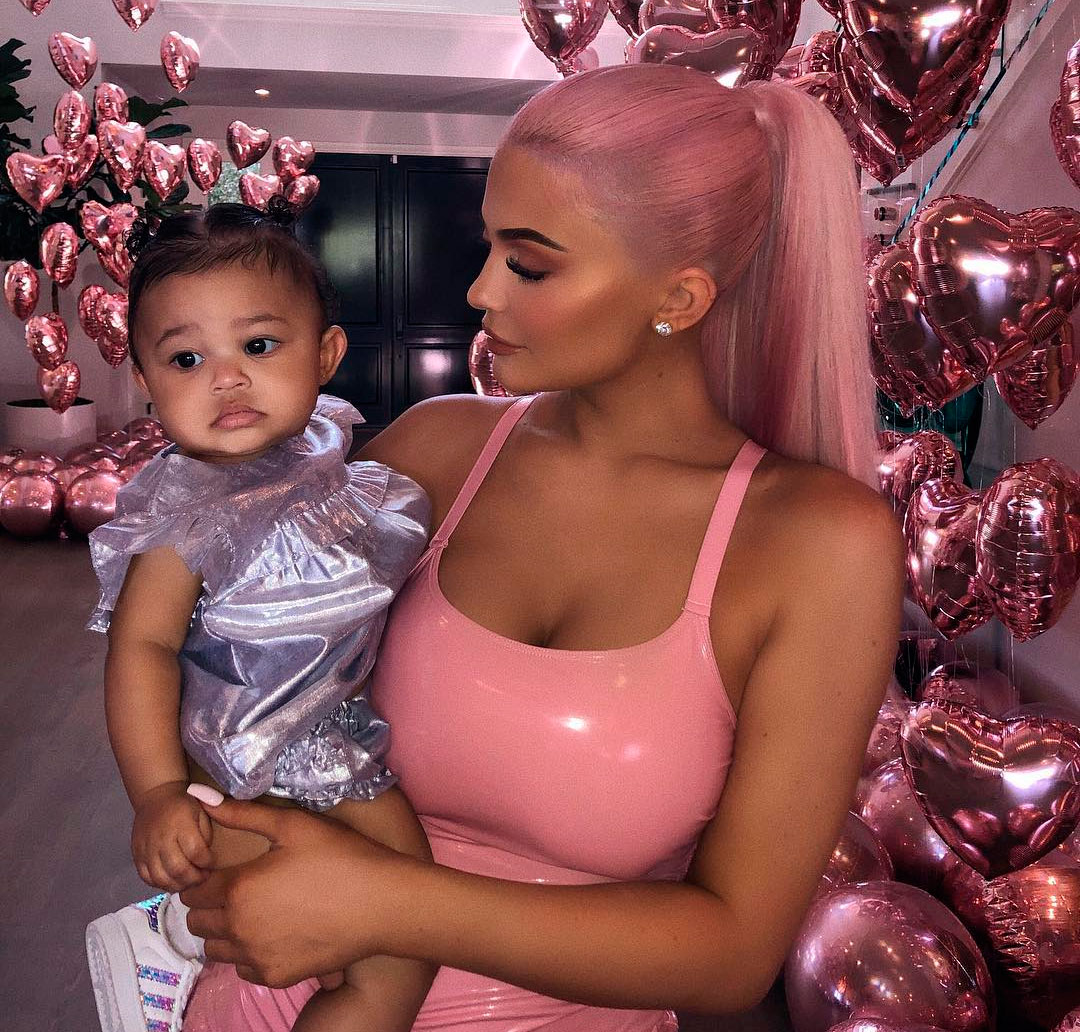 Travis Scott contrata seis seguranças para cuidar de Kylie Jenner e Stormi durante turnê, diz <i>site</I>