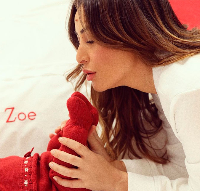 Sabrina Sato se derrete com os pezinhos da filha, Zoe: <I>Pra você guardei o amor</I>
