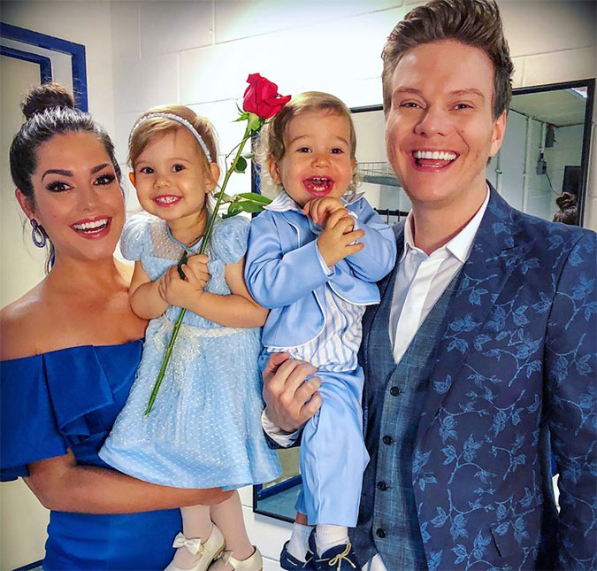 Com Teodoro vestido a caráter e Melinda ganhando uma rosa, Thais Fersoza e Michel Teló levam os filhos ao especial de Roberto Carlos!