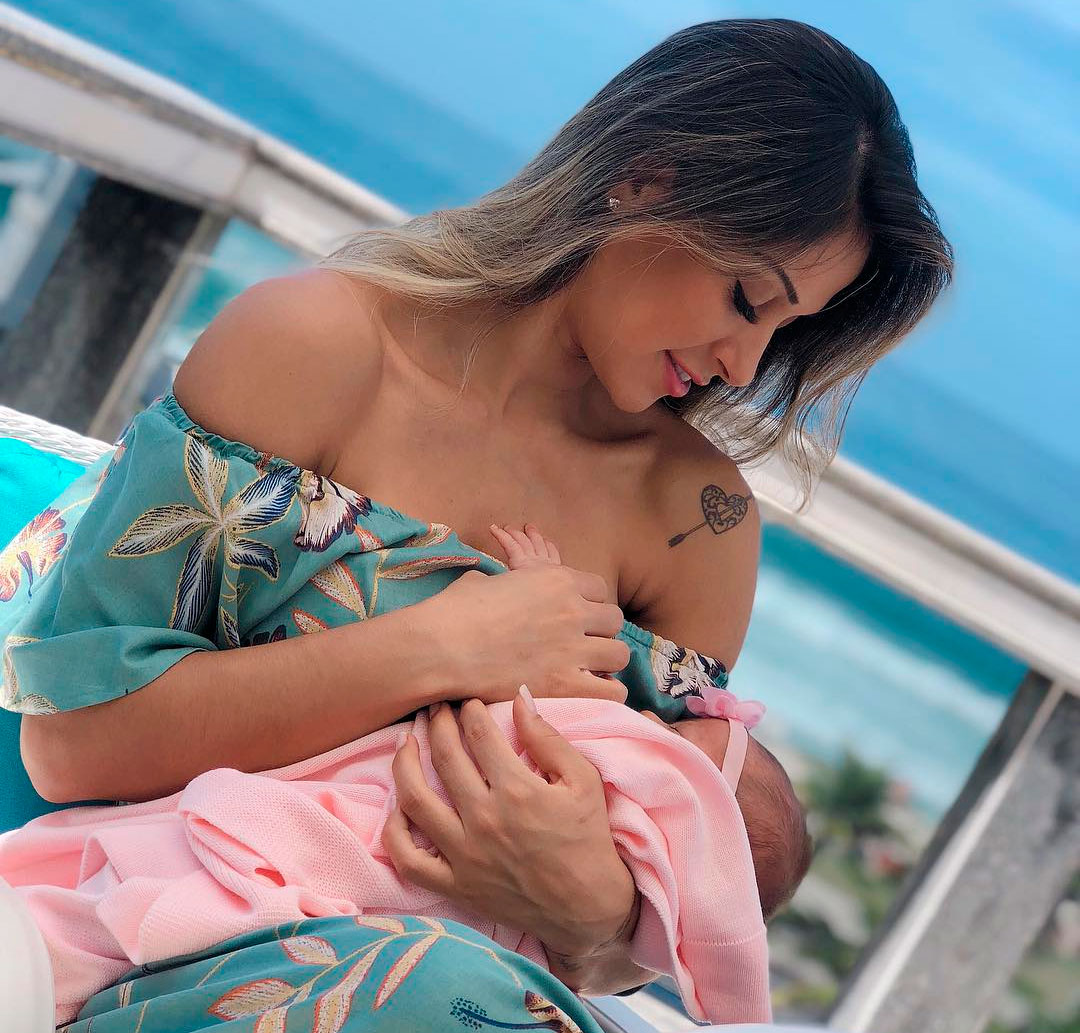 Mayra Cardi ironiza críticas feitas pela posição em que segura sua filha, veja!