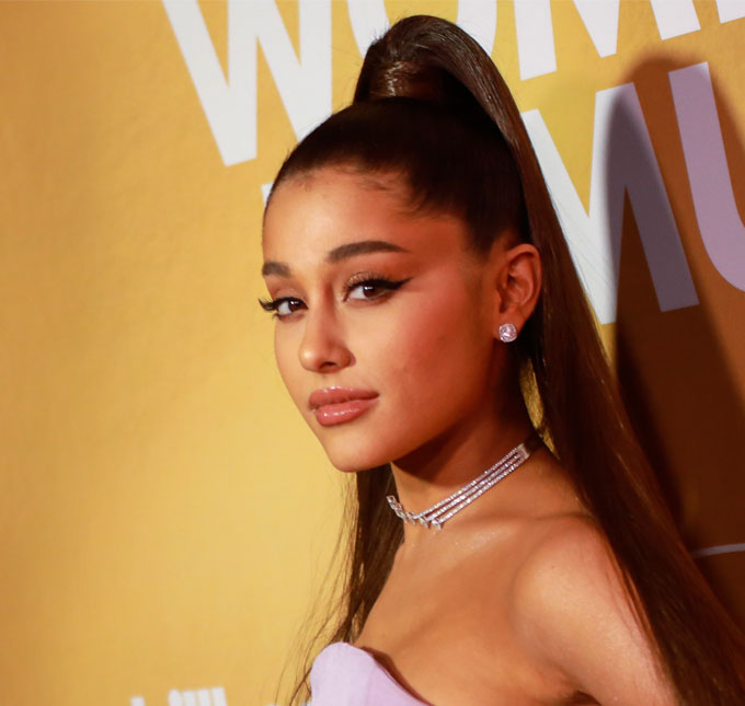 Ariana Grande emociona durante discurso ao dizer: <i>- 2018 foi o melhor ano da minha carreira, mas o pior ano da minha vida</i>