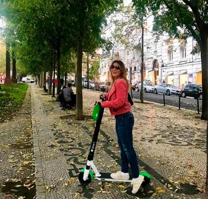 Giovanna Antonelli troca carro por patinete em Lisboa, confira o clique!