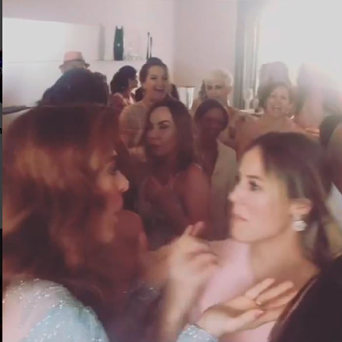 Paolla Oliveira lamenta não ter pego buquê de Claudia Raia: <I>Veio na minha direção</i>