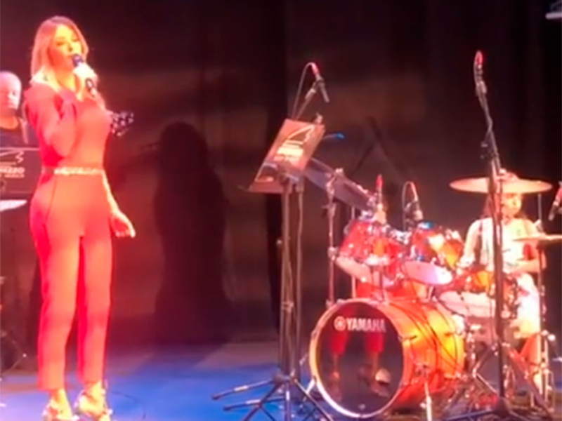 Ticiane Pinheiro e Rafaella Justus cantam juntas em apresentação de fim de ano, assista!
