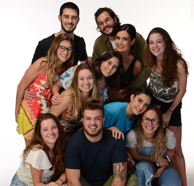 Fátima Bernardes reúne os trigêmeos e o namorado, Túlio Gadêlha, em uma mesma foto, confira!
