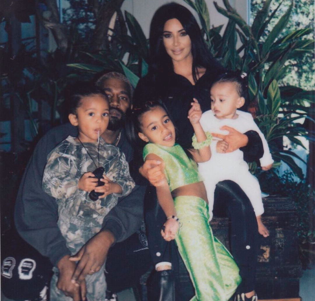 Kim Kardashian e Kanye West celebram aniversário do filho com festa do <i>Tarzan</I>, confira fotos!