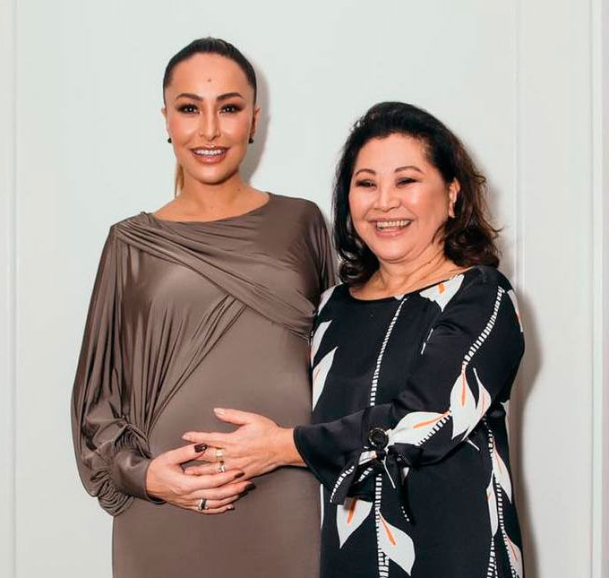 Mãe de Sabrina Sato conta detalhes do dia do parto de Zoe e fala da chegada da neta: <i> - Ela trouxe uma energia nova para a nossa família</i>