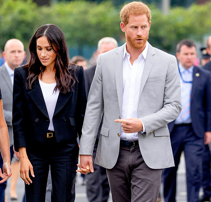 Príncipe Harry se sente de mãos atadas com comentários negativos sobre Meghan Markle, diz <i>site</i>