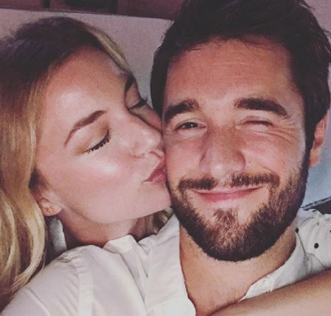 Emily VanCamp e Josh Bowman se casam na vida real