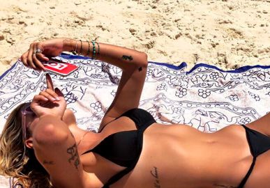 Yasmin Brunet vai à praia e exibe corpão nas redes sociais