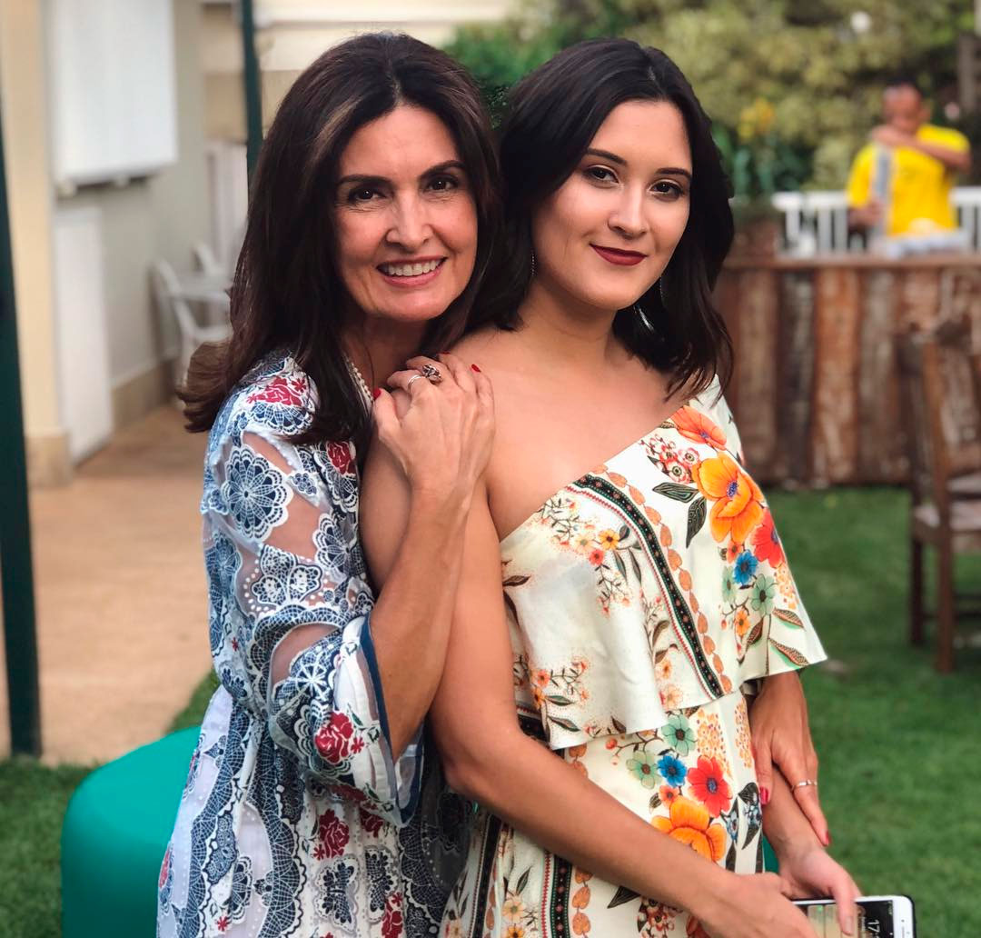 Fátima Bernardes se derrete pela filha cantando em apresentação, assista!