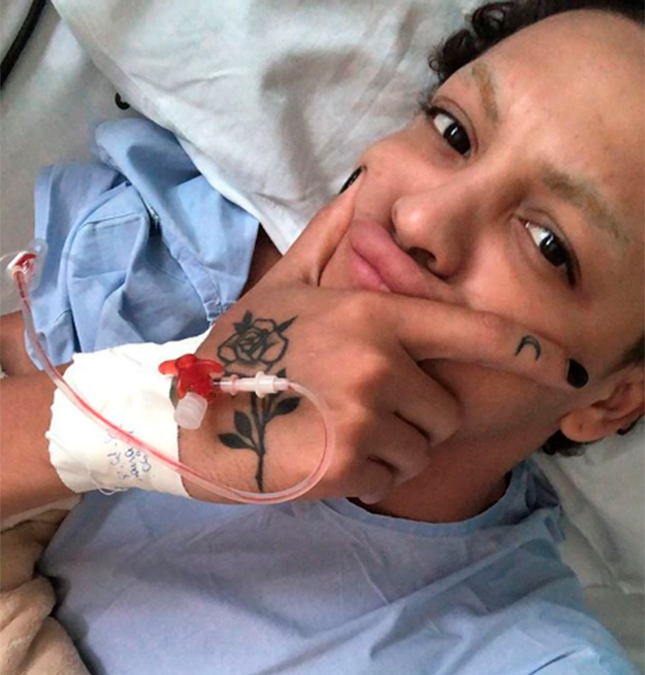 Pabllo Vittar passa por cirurgia no joelho: <I>- Agora é só ficar quietinha</i>