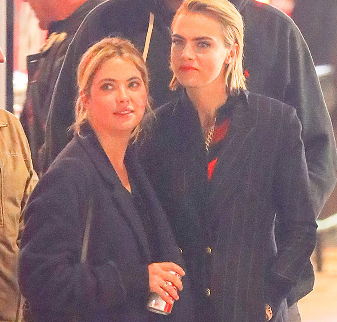 Cara Delevingne e Ashley Benson são flagradas carregando objeto sadomasoquista, veja as fotos!