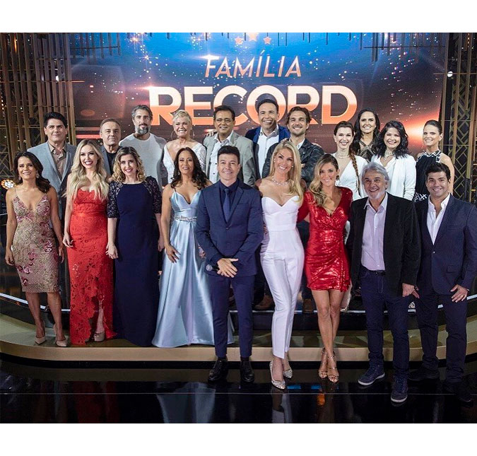 No <I>Família Record</I>, Xuxa Meneghel ganha presente imprevisível e Sabrina Sato participa por transmissão de vídeo