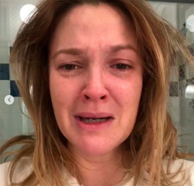 Drew Barrymore posta foto chorando e fala sobre a realidade de Hollywood