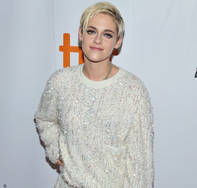Kristen Stewart é clicada de mãos dadas com blogueira