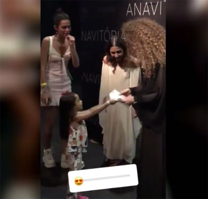Bruna Marquezine se encanta com fã mirim de <i>Anavitória</i> nos bastidores do <i>show</i> da dupla, assista ao vídeo!
