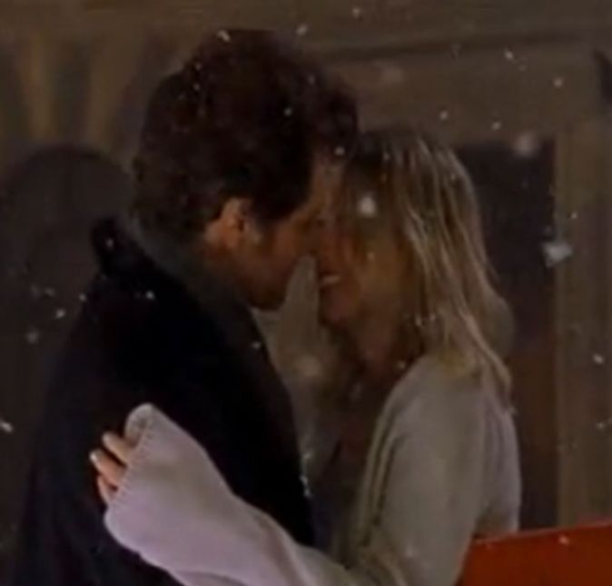 O primeiro filme sobre a jornalista atrapalhada começa na época das festas de final de ano e é no mesmo período, só que do ano seguinte, que chega ao fim. Bridget se prepara para ir para Paris, mas é surpreendida por Marc Darcy.