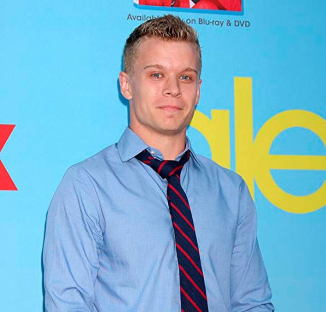 Não dá para negar que a série Glee tem muitos atores envolvidos em polêmicas. Após a morte de Corey Monteith por overdose, o suicídio de Mark Salling e a morte de Naya Rivera, mais um do elenco chamou a atenção de uma maneira negativa. Segundo o site TMZ, Jesse Luken foi preso após bater o carro e a polícia detectar sinais de embriaguez. No local do acontecimento, o Toyota de Luken estava no meio-fio com o airbag acionado, além de ter o pneu dianteiro direito também estourado. De acordo com a publicação, o ator foi preso após a embriaguez ter sido detectada, mas horas depois ele foi liberado após pagamento de fiança. Não dá para negar que a série Glee tem muitos atores envolvidos em polêmicas. Após a morte de Corey Monteith por overdose, o suicídio de Mark Salling e a morte de Naya Rivera, mais um do elenco chamou a atenção de uma maneira negativa. Segundo o site TMZ, Jesse Luken foi preso após bater o carro e a polícia detectar sinais de embriaguez. No local do acontecimento, o Toyota de Luken estava no meio-fio com o airbag acionado, além de ter o pneu dianteiro direito também estourado. De acordo com a publicação, o ator foi preso após a embriaguez ter sido detectada, mas horas depois ele foi liberado após pagamento de fiança.