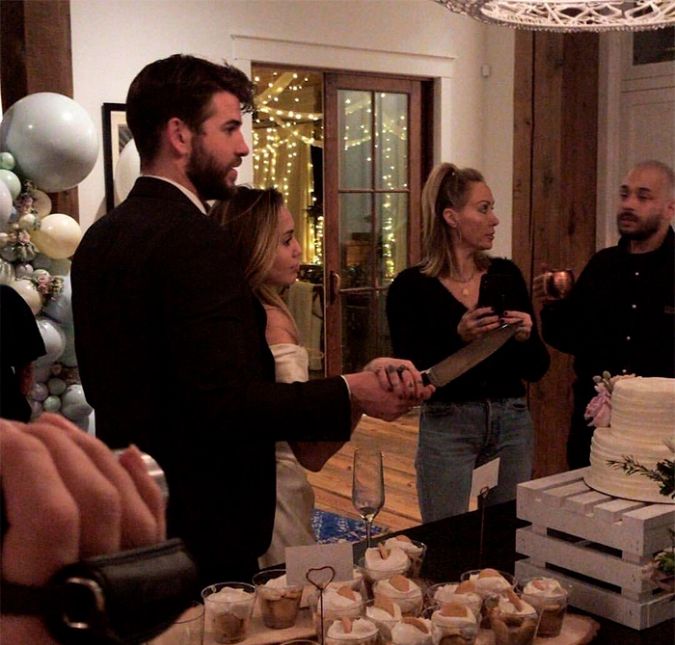 Infelizmente, Miley passou por mais uma fase difícil. Sua casa na Califórnia, nos Estados Unidos, acabou sendo atingida pelo grande incêndio que devastou a região no mês de novembro de 2018. Apesar de perder a mansão e de a mídia ter noticiado que seu casamento com Liam havia sido momentaneamente cancelado, a cantora decidiu se casar em segredo, com uma cerimônia simples reservada aos familiares! O casório aconteceu em dezembro de 2018, e os dois pareciam estar muito felizes. Infelizmente, Miley passou por mais uma fase difícil. Sua casa na Califórnia, nos Estados Unidos, acabou sendo atingida pelo grande incêndio que devastou a região no mês de novembro de 2018. Apesar de perder a mansão e de a mídia ter noticiado que seu casamento com Liam havia sido momentaneamente cancelado, a cantora decidiu se casar em segredo, com uma cerimônia simples reservada aos familiares! O casório aconteceu em dezembro de 2018, e os dois pareciam estar muito felizes.