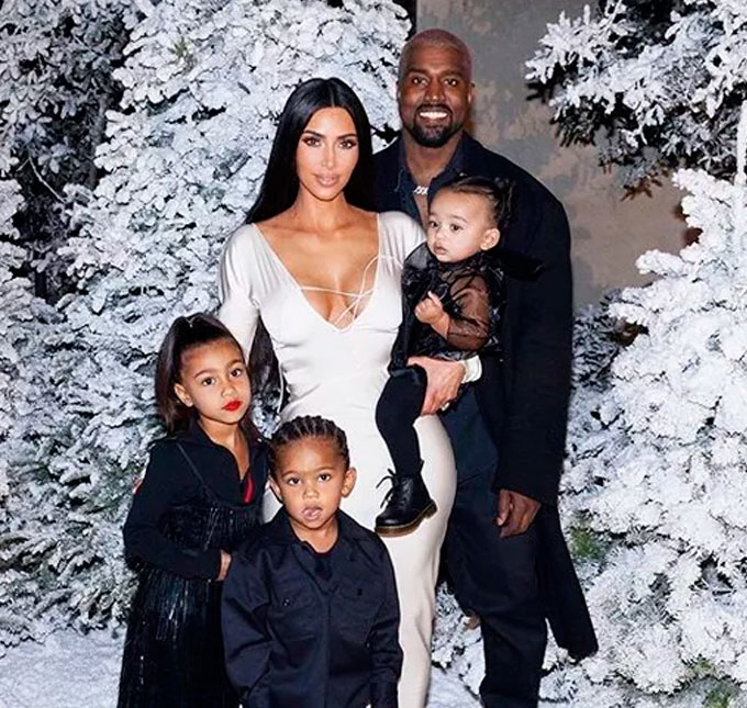 Após festa luxuosa, Kim Kardashian abre álbum de Natal com Kanye West e filhos - e detalhe chama a atenção!