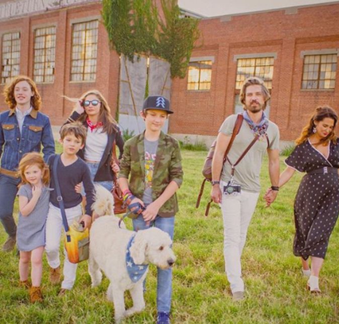 Taylor Hanson é pai de seis filhos e em dezembro de 2018 deu as boas-vindas ao mais novo membro da família Hanson: Claude Indiana Emmanuel Hanson. Taylor e Natalie já são pais de Wilhemina Jane, Penélope Anne, Viggo Moriah, River Samuel e Jordan Ezra. Ao todo, os irmãos têm juntos 15 crianças. No entanto, agora os irmãos revelaram que fecharam a lojinha e não terão mais filhos. Pois é! Taylor Hanson, Zac Hanson e Isaac Hanson comentaram sobre sua decisão em um bate-papo com a revista US Weekly. O mais novo deles, Zac, disse: - Eu tenho um filho de dois meses, Taylor tem um de cinco meses. Isaac, você vai ter mais? E o primogênito respondeu: - Acho que isso já passou para mim. Acho que não terei mais filhos. Uau!