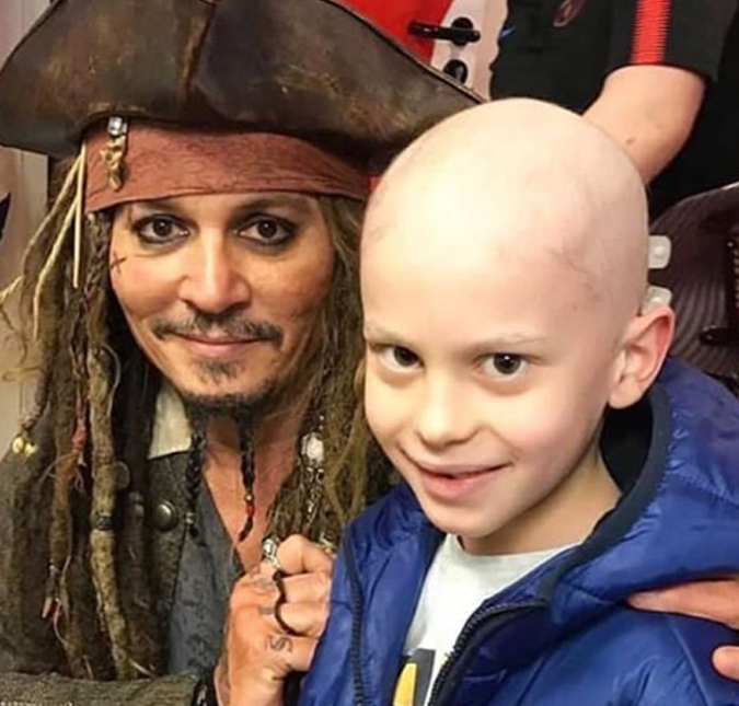 Johnny Depp faz ação social para crianças doentes em hospital