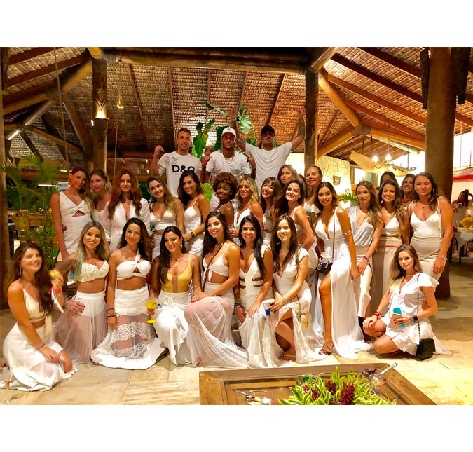 Após posar com 26 mulheres no Ano Novo, Neymar é visto aos beijos com modelo, diz colunista