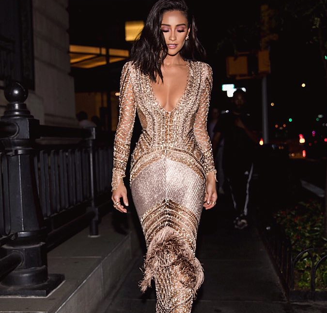 A atriz Shay Mitchell revelou nos <i>Stories</i> do <i>Instagram</i> ter sofrido aborto no ano de 2018