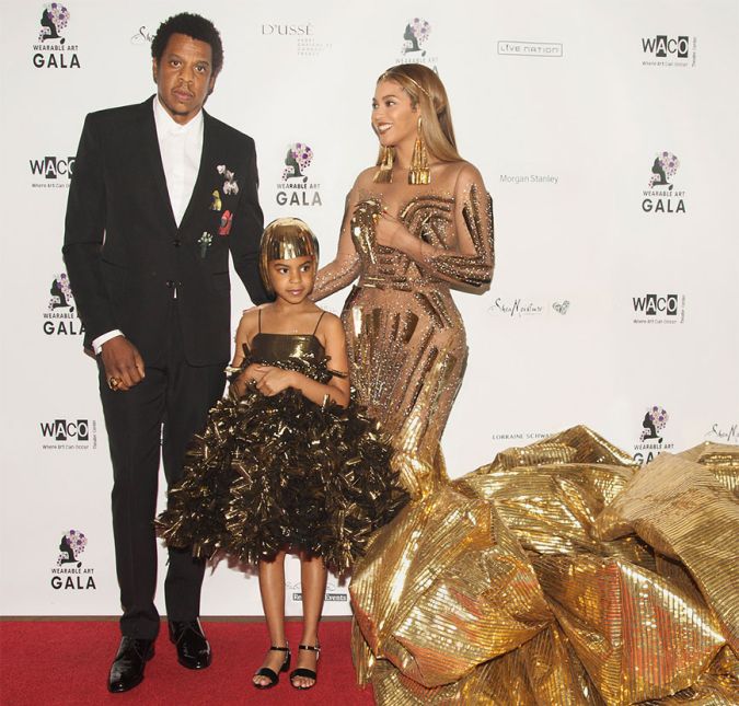 Até no tapete vermelho a menina arrasa! Na foto acima, durante o Wearable Art Gala, ela combinou seu vestidinho superestiloso com o de sua mãe, que também era da cor dourada. Que amor! Até no tapete vermelho a menina arrasa! Na foto acima, durante o Wearable Art Gala, ela combinou seu vestidinho superestiloso com o de sua mãe, que também era da cor dourada. Que amor!