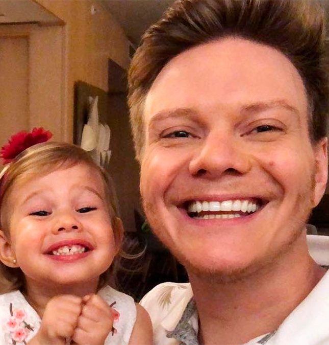Michel Teló diz que não fala com Melinda como um bebê: <I>- Conversamos de igual para igual</i>