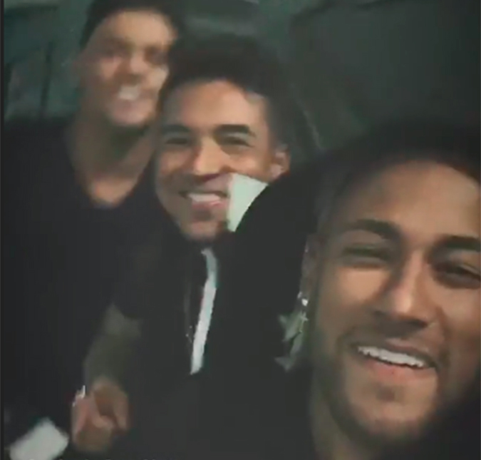 Neymar canta <i>funk</i> com amigos ao curtir último dia na Bahia: <i>Eu não vou embora</i>