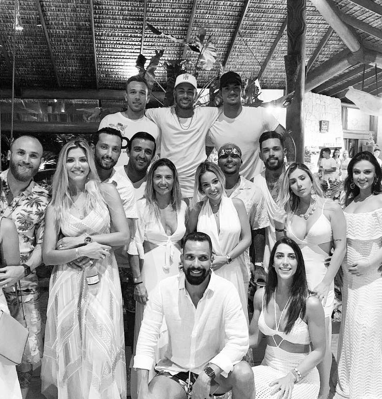 Amiga de Neymar defende o jogador após foto polêmica com 26 mulheres: <I>Respeitem as pessoas</I>
