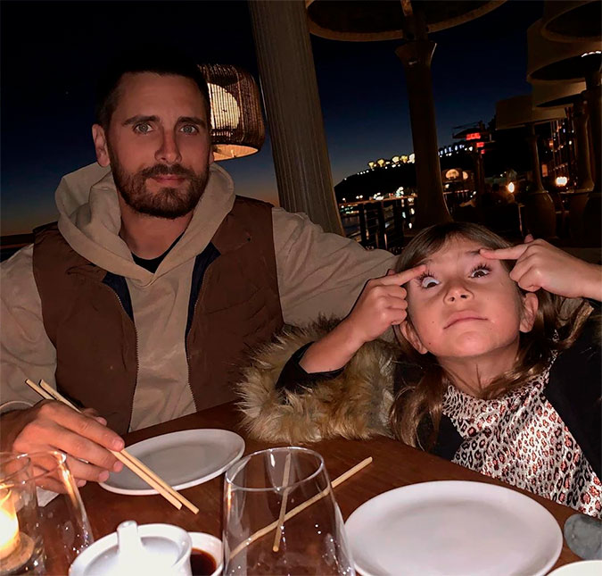 Internautas apontam gesto racista de filha de Kourtney Kardashian e Scott Disick