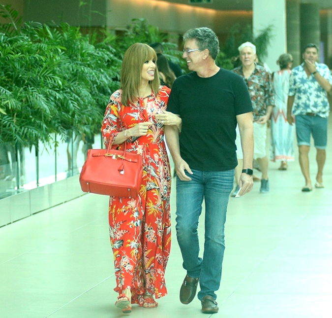 Ana Furtado e Boninho são flagrados felizes em <i>shopping</i> do Rio de Janeiro