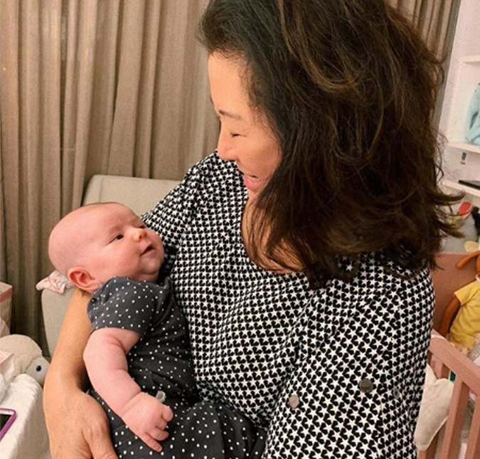 Dona Kika publica foto com Zoe nos braços