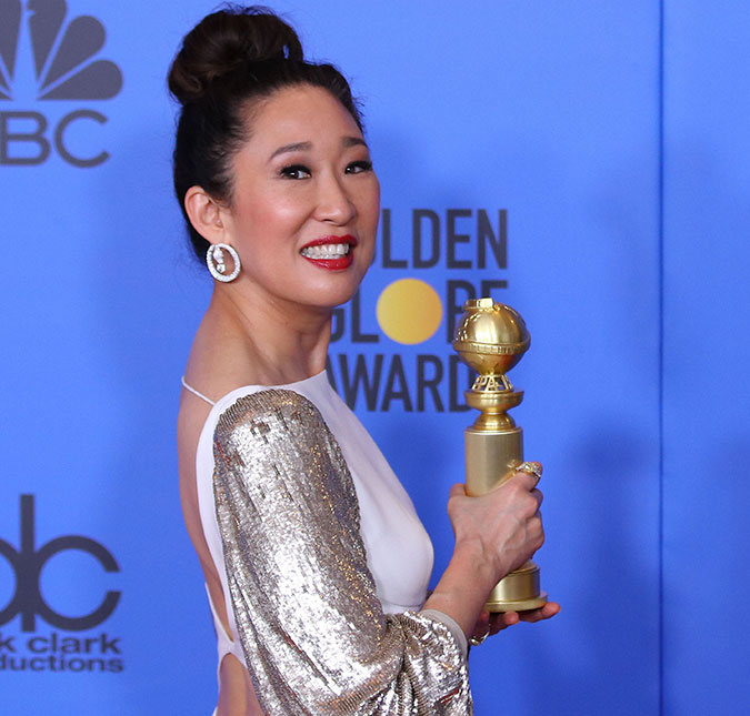 Pais de Sandra Oh roubam a cena em premiação e ela emociona ao dedicar troféu do <I>Globo de Ouro</I> a eles; assista!